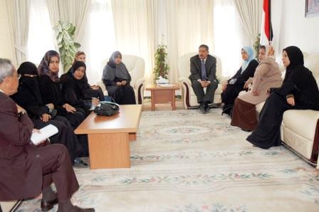 عبدالغني لدى استقباله أمس رئيسة اللجنة الوطنية للمرأة وعدد من العضوات